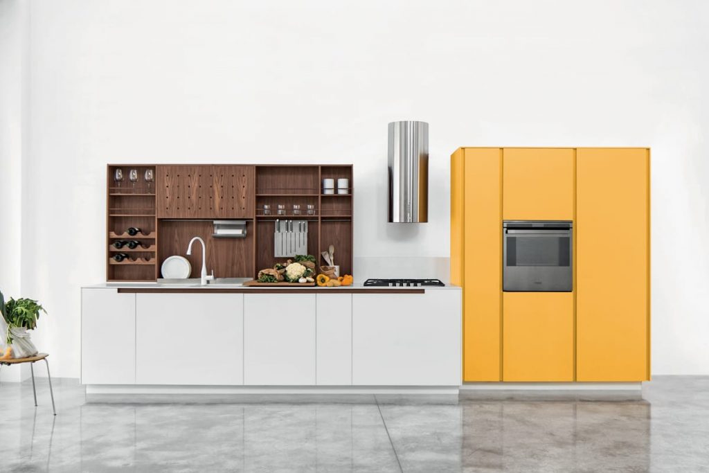Cucina Lineare dal Design Moderno con vani a giorno e colonna attrezzata Cucina Lineare dal Design Moderno con vani a giorno e colonna attrezzata