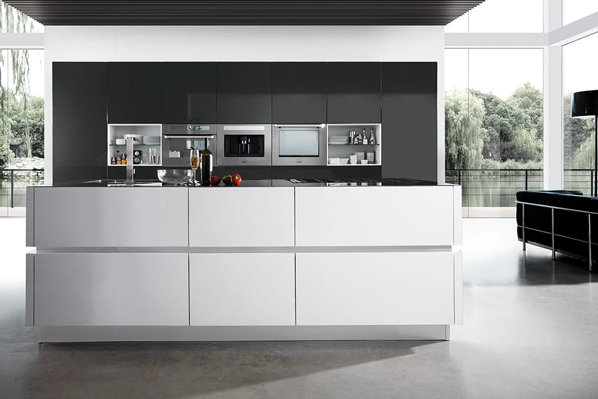 Cucina con isola e colonne in acrilico translucido / casastore salerno Cucine moderne ad angolo con isola