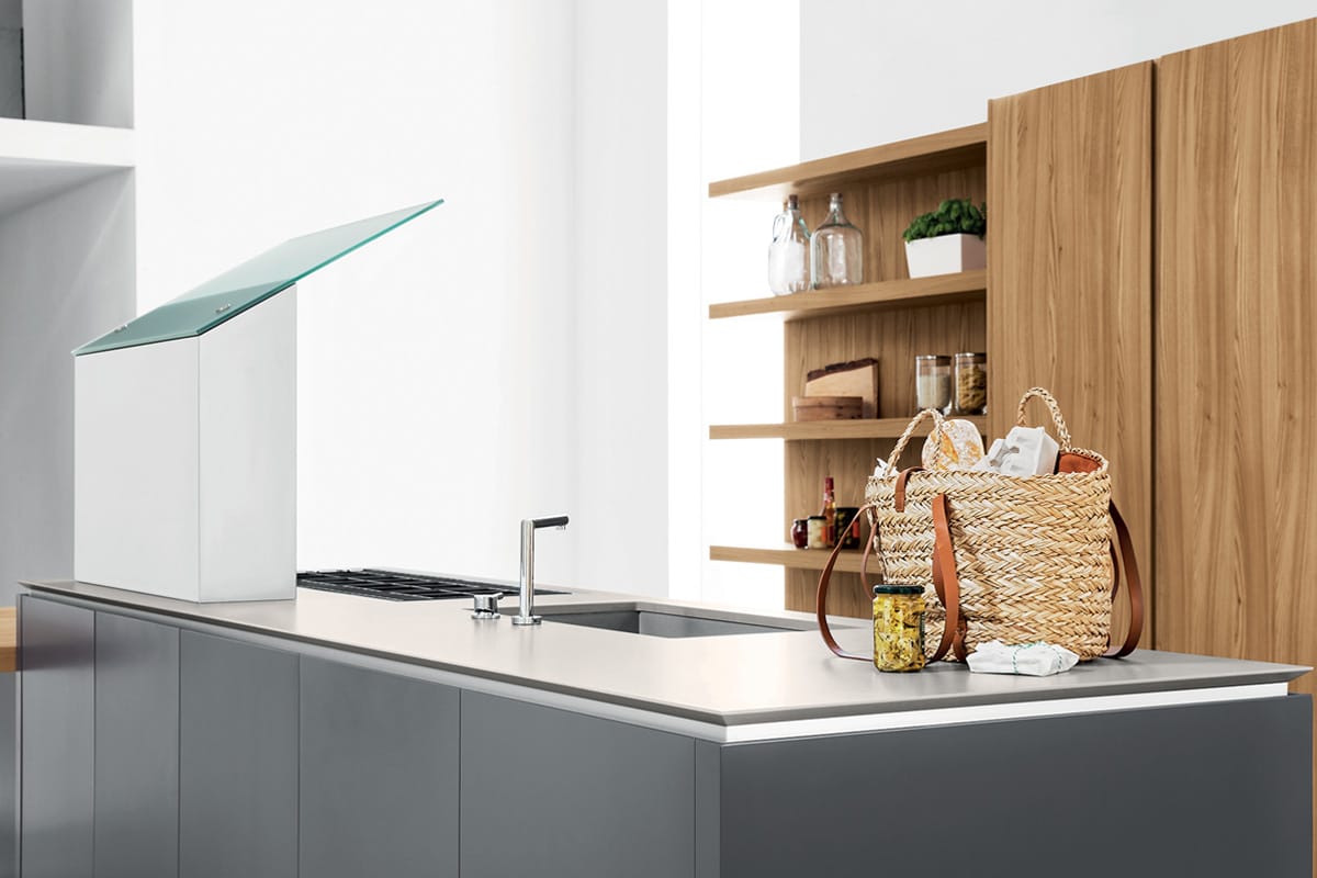 Cucina moderna con isola, colonne attrezzate e boiserie con mensole ... Cucina moderna con isola, colonne attrezzate e boiserie con mensole ...