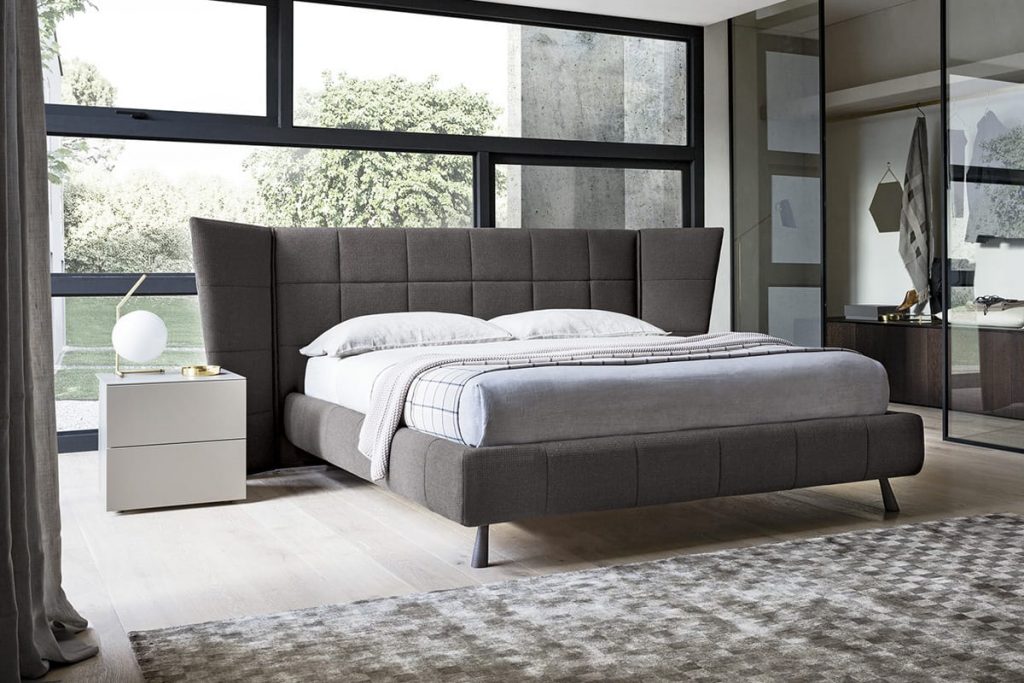 Letto matrimoniale Gaber con testiera imbottita avvolgente | CasaStore Letto matrimoniale Gaber con testiera imbottita avvolgente | CasaStore