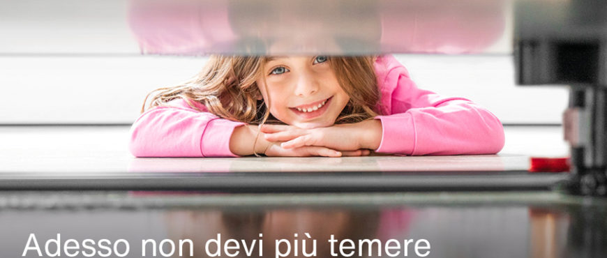 Blink: il gancio calamita universale per la zoccolatura della cucina. In vendita da CasaStore Arredamenti con possibilità di acquisto online.