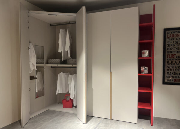 Armadio con angolo spogliatoio Logica Tomasella con sconto del 60% per rinnovo esposizione Arredamenti CasaStore Salerno