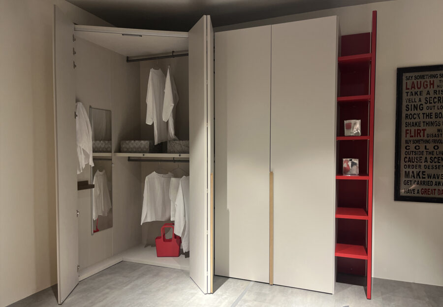 Armadio con angolo spogliatoio Logica Tomasella con sconto del 60% per rinnovo esposizione Arredamenti CasaStore Salerno