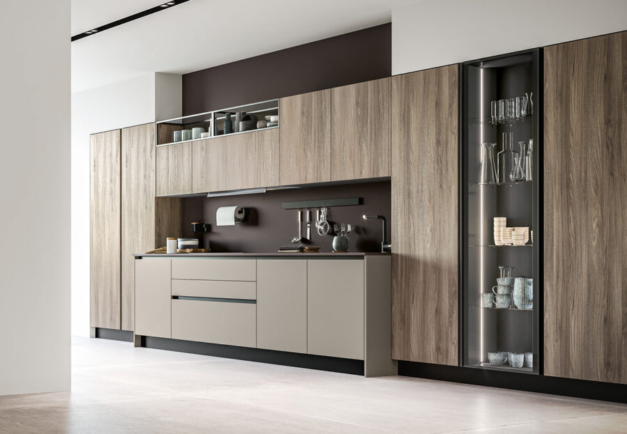 Cucina Round composizione lineare 02. Arredo3: cucina moderna co isola, piano snack a scorrimento e colonne attrezzat. Cucine Arredo3 Salerno e provincia (Campania) CasaStore Arredamenti.