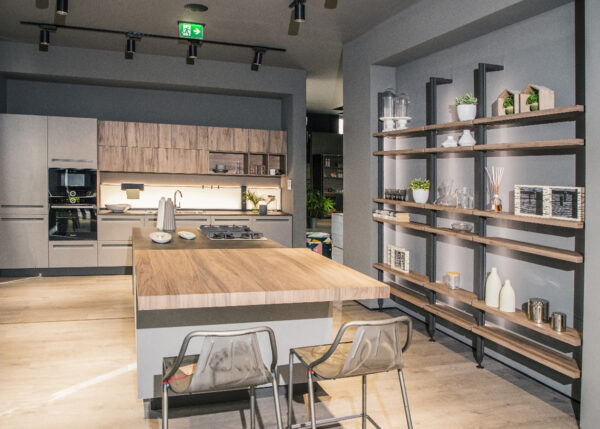 Cucin Tekna con isola e piano snack Arredo3-Salerno-Casastore-arredamenti Sconto per rinnovo esposizione