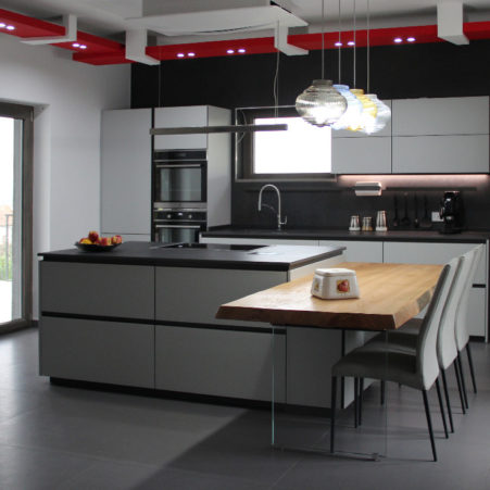 Cucina ad isola con ante in vetro grigio e Top Dekton Bromo. Cucina moderna CasaStore Arredamenti Salerno.