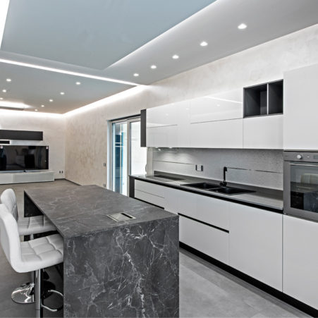 A casa di Elvira e Giuseppe: una cucina con isola effetto marmo e bianco coordinata alla zona giorno. Progetto CasaStore Arredamenti Salerno.